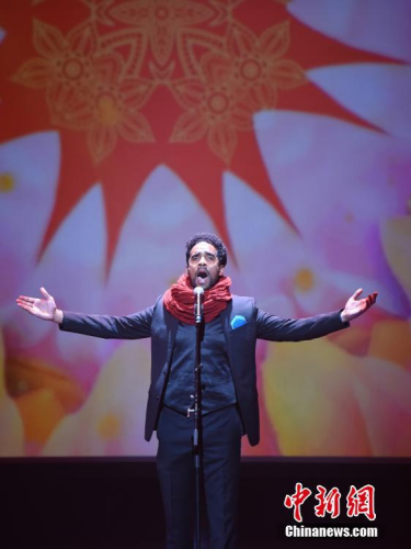 當(dāng)?shù)貢r(shí)間2月25日晚，2018年“文化中國·四海同春”新春文藝晚會在美國洛杉磯舉行，為中美民眾帶來新春問候。圖為美國男高音歌唱家Orson Van Gay II用中文演唱《我愛你中國》，贏得滿堂彩。<a target='_blank' >中新社</a>記者 張朔 攝