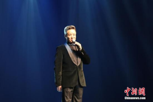 圖為中國知名歌手閻維文獻(xiàn)唱《小白楊》。<a target='_blank' >中新社</a>記者 曾靜寧 攝