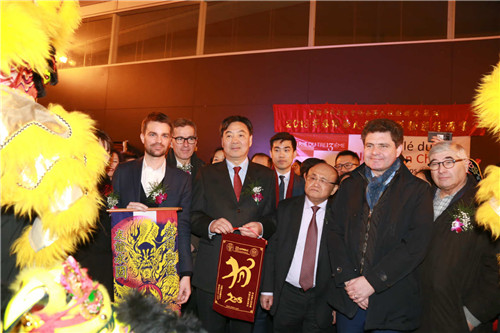 左至右：巴黎市長(zhǎng)伊達(dá)爾戈代表第一副市長(zhǎng)朱利雅爾、翟雋大使、法國(guó)華裔互助會(huì)會(huì)長(zhǎng)鄭輝、巴黎大區(qū)議會(huì)主席佩雷克斯代表巴黎奧運(yùn)專員羅杰接福納祥。