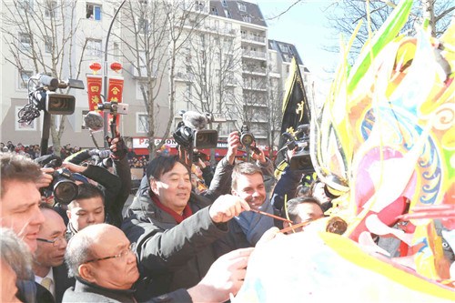 翟雋大使(中)、朱利雅爾副市長(zhǎng)(右)、鄭輝會(huì)長(zhǎng)為龍獅點(diǎn)睛。