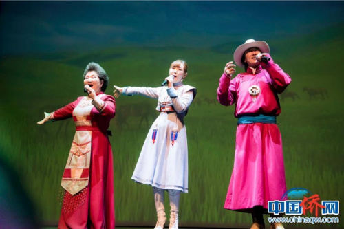 圖為歌手布仁巴雅爾等演唱《吉祥三寶》。新西蘭中華新聞社供圖 孫學良 攝