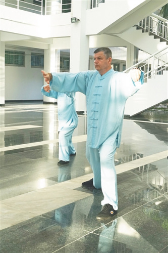 謝志明練習(xí)太極拳。