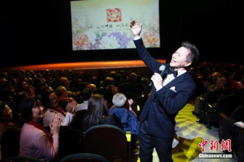 資料圖，圖為有“西部歌王”美譽的王宏偉走入觀眾席中放歌。 <a target='_blank' >中新社</a>記者 余瑞冬 攝