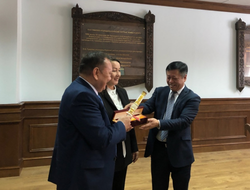 張漢暉向張漢暉向其頒發(fā)獎狀。