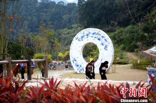 近年來，南勝鎮(zhèn)因地制宜，將克拉克瓷文化和“海絲”文化融入南勝鎮(zhèn)田坑窯文化景區(qū)建設(shè)中，吸引諸多游客慕名前來體驗?！埥鸫?攝