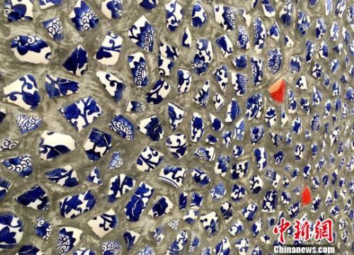 青花瓷鋪設(shè)的漫步道。　張金川 攝