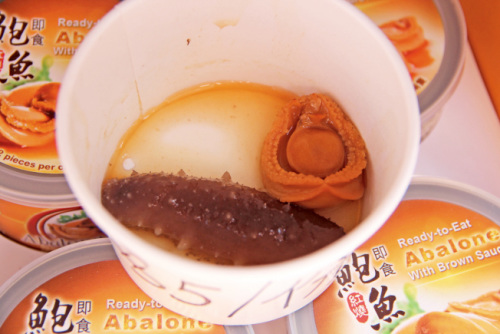 5美元一份的鮑魚海參餐，許多游人買來邊走邊吃。（美國《世界日報(bào)》／記者李晗 攝影）