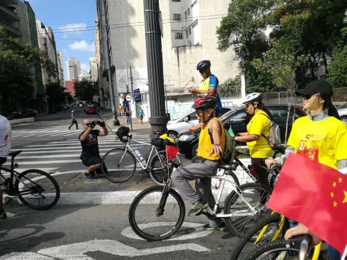 隊(duì)伍中的83歲老人家。圖片取自中國(guó)駐圣保羅總領(lǐng)館