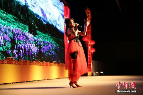 資料圖：2月22日晚，2018年“文化中國(guó)·四海同春”大型慰?jī)S演出在泰國(guó)南部宋卡王子大學(xué)國(guó)際會(huì)展中心舉行，包括泰南地方政府、華人華僑、中資機(jī)構(gòu)、漢語(yǔ)志愿者教師、留學(xué)生代表及當(dāng)?shù)孛癖娫趦?nèi)的近3000名觀(guān)眾出席觀(guān)看。圖為演員朱虹演唱《橄欖樹(shù)》。 <a target='_blank' >中新社</a>記者 王國(guó)安 攝