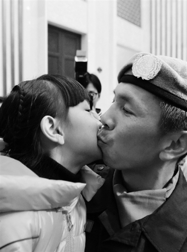 韋梓萱跟爸爸韋益毅。本報記者 魏志陽 胡元勇