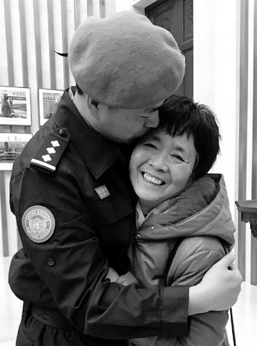 韓卓琦和媽媽。陳雷 攝