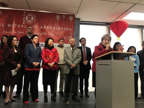 伊利諾伊州國(guó)會(huì)眾議員夏考斯基(講臺(tái)后)呼吁符合資格者盡快完成選民登記，才能以選票發(fā)聲，爭(zhēng)取權(quán)益。(美國(guó)《世界日?qǐng)?bào)》記者/黃惠玲 攝)