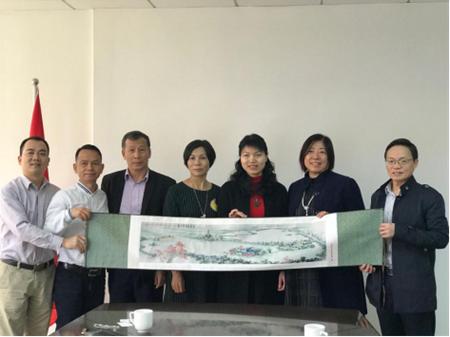 范慶新(右三)向謝斯珍(右四)一行贈送紀念品(廣東省僑辦網(wǎng)站)