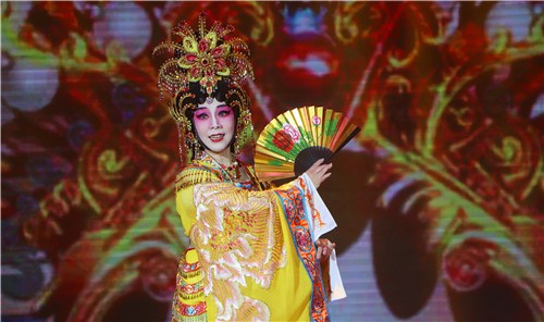 圖為粵劇名宿倪惠英老師的《貴妃醉酒》讓觀眾領(lǐng)略傳統(tǒng)戲曲的魅力。(韓輝 攝)