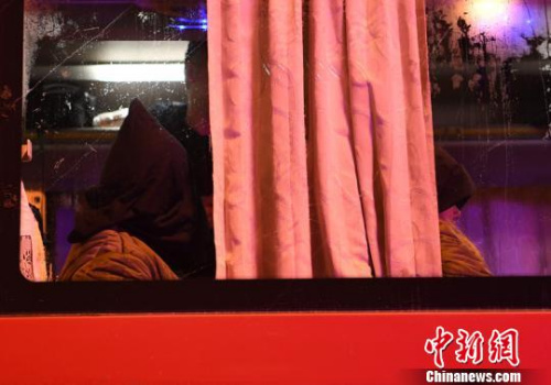 民警押解犯罪嫌疑人回長春?！埇?攝