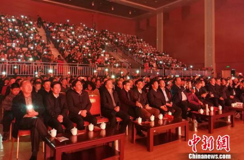 中國(guó)僑聯(lián)“親情中華”慰?jī)S演出2月28日晚在“炎帝故里”山西晉城高平上演。　楊杰英 攝