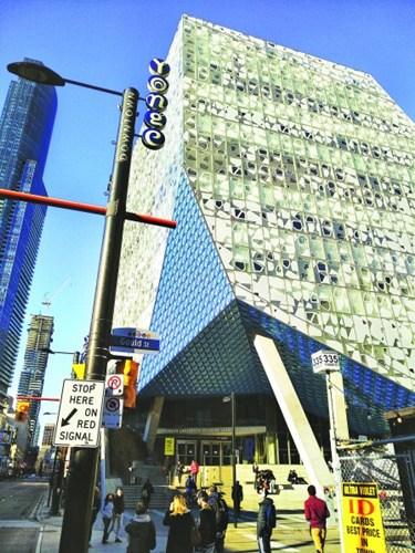 安大略移民廳今年以來通過OINP下的“人力資本優(yōu)先移民項(xiàng)目”已向1808名申請(qǐng)人作出邀請(qǐng)。圖為市中心吸納不同族裔專才的瑞爾森大學(xué)。