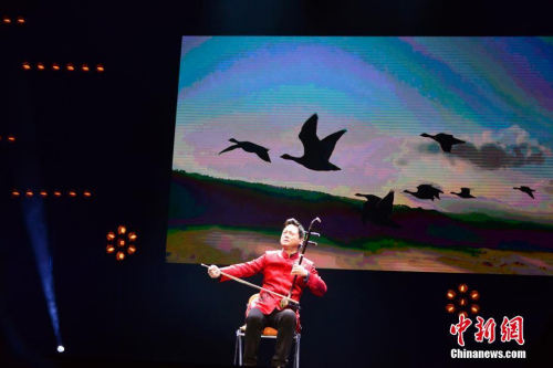 2018“文化中國·四海同春”慰僑演出2月28日晚在巴黎會議宮舉行，為旅法僑胞送上春節(jié)的文化大餐。能容納4000多人的劇場座無虛席，演員們的精彩演出博得滿堂喝彩。圖為著名二胡演奏家鄧建棟表演經(jīng)典曲目《鴻雁》。 <a target='_blank' >中新社</a>記者 龍劍武 攝