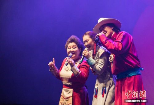 2月28日晚，“文化中國(guó)·四海同春”澳大利亞首站演出在墨爾本舉行。圖為布仁巴雅爾一家演唱歌曲《吉祥三寶》。 <a target='_blank' >中新社</a>發(fā) 苗丹青 攝