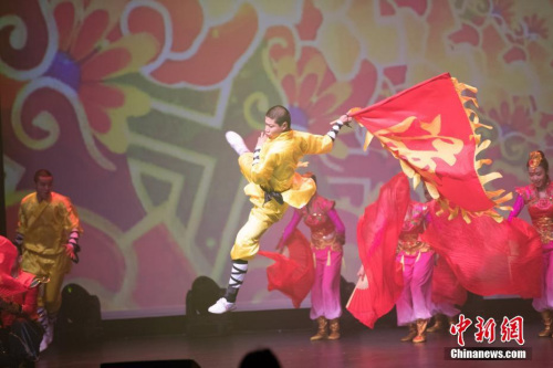 2月28日晚，“文化中國(guó)·四海同春”澳大利亞首站演出在墨爾本舉行。圖為河南嵩山少林寺武僧團(tuán)現(xiàn)場(chǎng)表演。 <a target='_blank' >中新社</a>發(fā) 苗丹青 攝