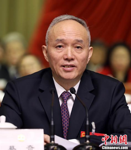 1月30日，中共中央政治局委員、北京市委書(shū)記蔡奇提出，要緊緊圍繞首都改革發(fā)展穩(wěn)定需要，加強(qiáng)重點(diǎn)領(lǐng)域立法，以良法促進(jìn)發(fā)展、保障善治；要拓寬和暢通社情民意表達(dá)和反映渠道。當(dāng)日，北京市第十五屆人民代表大會(huì)第一次會(huì)議閉幕。圖為蔡奇講話。<a target='_blank' >中新社</a>記者 戴冰 攝