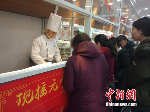 于伯軍的現(xiàn)場展示吸引了不少北京市民圍觀。<a target='_blank'  >中新網(wǎng)</a> 李金磊 攝