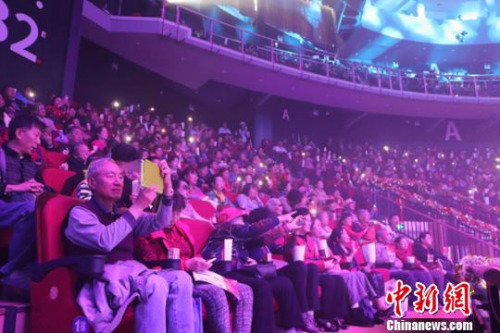 3月1日晚，“親情中華”慰僑演出在昆明舉行。圖為出席晚會的歸僑僑眷代表觀看演出。韓輝 攝