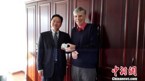 資料圖：云南省外國專家局向高力行博士頒發(fā)云南省首張《外國人工作許可證》。　鐘欣　攝