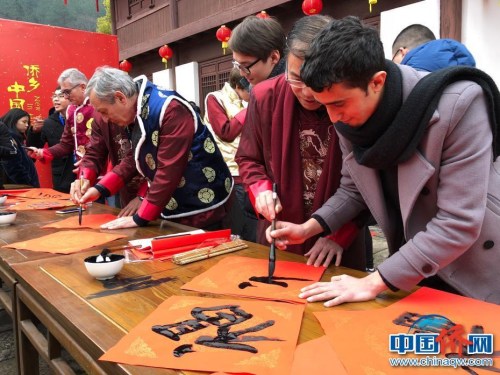 春節(jié)，是咱們中華民族最為盛大、熱鬧和最重要的傳統(tǒng)節(jié)日。46名來(lái)自希臘、美國(guó)、西班牙、加納、荷蘭等13個(gè)國(guó)家的國(guó)際友人來(lái)到浙江青田，一起感受“僑鄉(xiāng)中國(guó)年”。（青田宣傳部供圖）