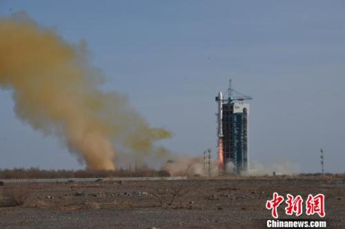 長征二號丁火箭在酒泉衛(wèi)星發(fā)射中心點火升空，成功將張衡一號以及其他六顆小衛(wèi)星送入預定軌道。(資料圖)謝誠靈 攝