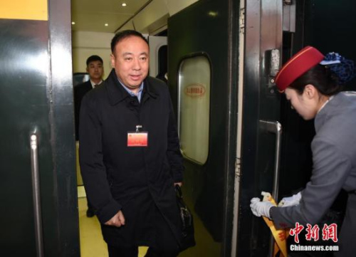 3月2日清晨，參加十三屆全國人大一次會議的黑龍江代表團(tuán)乘坐火車抵達(dá)北京。 <a target='_blank' >中新社</a>記者 侯宇 攝