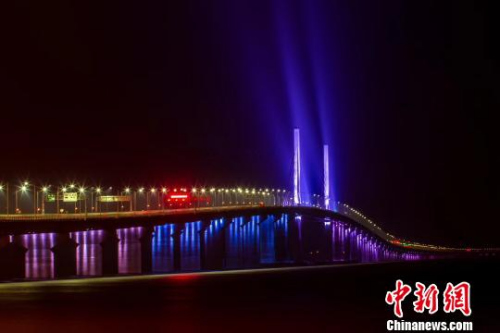 港珠澳大橋管理局13日回應(yīng)港珠澳大橋?qū)⒉扇　叭厝龣z”通關(guān)模式。圖為港珠澳大橋主體工程全線亮燈的燈光夜景?！￡懡B龍 攝