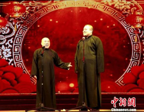 相聲《歡歌笑語(yǔ)》山西曲藝團(tuán)李勇、吳桐表演，詼諧幽默、雅俗共賞，極具地方特色，談笑風(fēng)生中將山西的歷史文化融入其中。山西省僑聯(lián)供圖