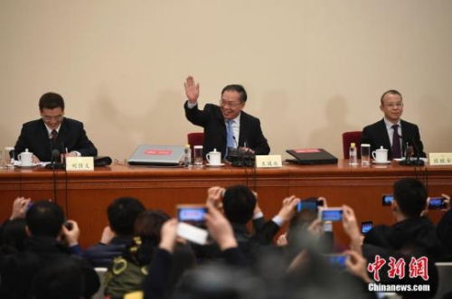 資料圖： 2017年3月2日，全國政協(xié)十二屆五次會議新聞發(fā)布會在北京人民大會堂舉行，大會新聞發(fā)言人王國慶答中外記者提問。<a target='_blank' >中新社</a>記者 韋亮 攝 韋亮 攝