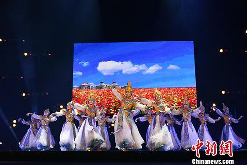2018“文化中國(guó)·四海同春”慰?jī)S演出2月28日晚在巴黎會(huì)議宮舉行，為旅法僑胞送上春節(jié)的文化大餐。 <a target='_blank' >中新社</a>記者 龍劍武 攝