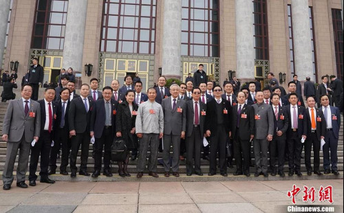 海外列席僑胞在人民大會堂前合影。 　　<a target='_blank' >中新社</a>記者 毛建軍 攝