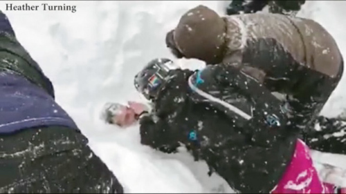 史奎谷滑雪場2日發(fā)生雪崩的現(xiàn)場，人們正在挖開積雪救人。(圖：取自推特)