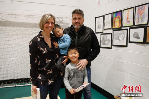 圖為曾在亞洲工作過的教師喬安娜與丈夫帶著領(lǐng)養(yǎng)的兩名中國男孩一起參加活動(dòng)。 <a target='_blank' >中新社</a>記者 余瑞冬 攝