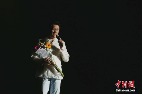 圖為中國著名歌唱家蔡國慶演唱《三百六十五個祝?！?。 <a target='_blank' >中新社</a>記者 曾靜寧 攝