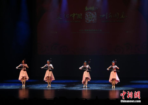 圖為中國東方演藝集團（原東方歌舞團）二胡演奏者表演《西班牙斗牛舞曲》。 <a target='_blank' >中新社</a>記者 曾靜寧 攝