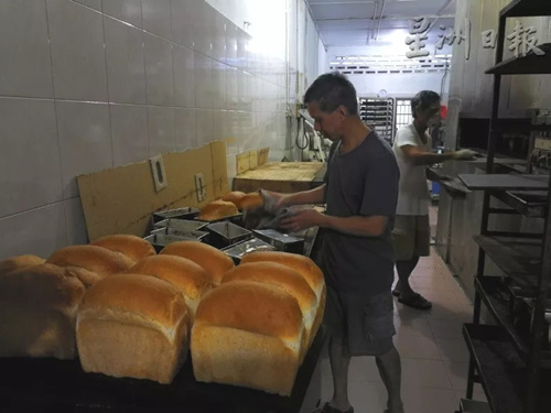 王氏兄弟每天在面包店里忙忙碌碌，為顧客烘焙出新鮮面包。(馬來西亞《星洲日報(bào)》記者/李慧婷 攝)