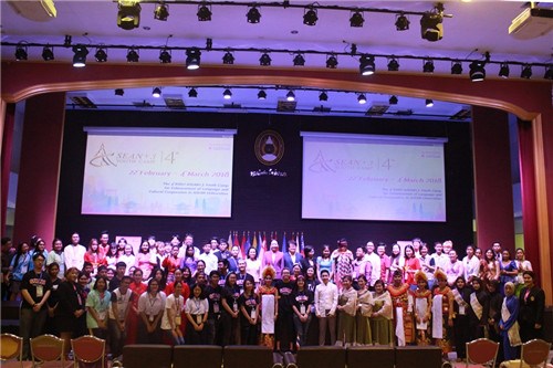 中國代表團(tuán)與部分東盟青年文化營成員合影留念 中國代表團(tuán)與部分東盟青年文化營成員合影留念