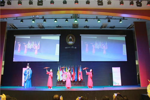 中國代表團(tuán)的歌舞表演令全場陶醉 中國代表團(tuán)的歌舞表演令全場陶醉