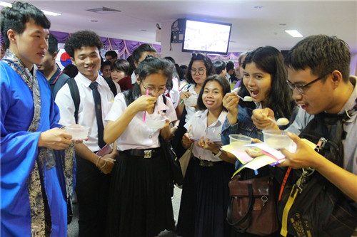 師生一同品嘗中國傳統(tǒng)美食 師生一同品嘗中國傳統(tǒng)美食