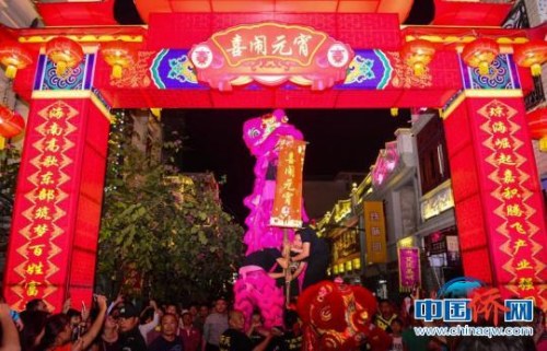 嘉積鎮(zhèn)2018年溪仔元宵燈會(huì)舉行?！≈x小茜 攝