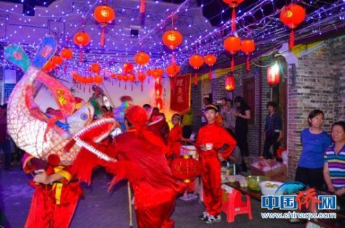 人們共慶歡樂(lè)佳節(jié)。　謝小茜 攝