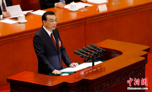 3月5日，十三屆全國人大一次會(huì)議在北京開幕。圖為國務(wù)院總理李克強(qiáng)作政府工作報(bào)告。<a target='_blank' >中新社</a>記者 杜洋 攝