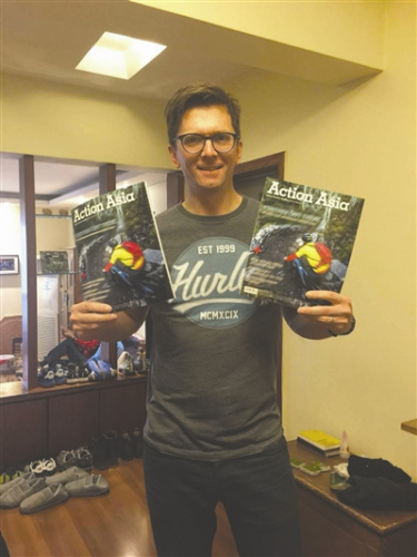 吉姆展示《行動亞洲》雜志