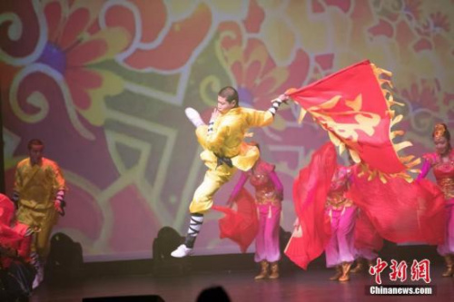  2月28日晚，“文化中國(guó)·四海同春”澳大利亞首站演出在墨爾本舉行。圖為河南嵩山少林寺武僧團(tuán)現(xiàn)場(chǎng)表演。 <a target='_blank' >中新社</a>發(fā) 苗丹青 攝 