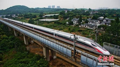 資料圖：2017年6月26日，具有完全自主知識(shí)產(chǎn)權(quán)的中國標(biāo)準(zhǔn)動(dòng)車組“復(fù)興號(hào)”動(dòng)車行駛在京滬高鐵江蘇鎮(zhèn)江段。 <a target='_blank' >中新社</a>記者 陳崗 攝